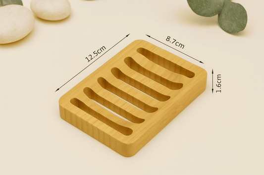 Bambus Seifenablage mit fester Seife auf dem Waschbeckenrand im Bad