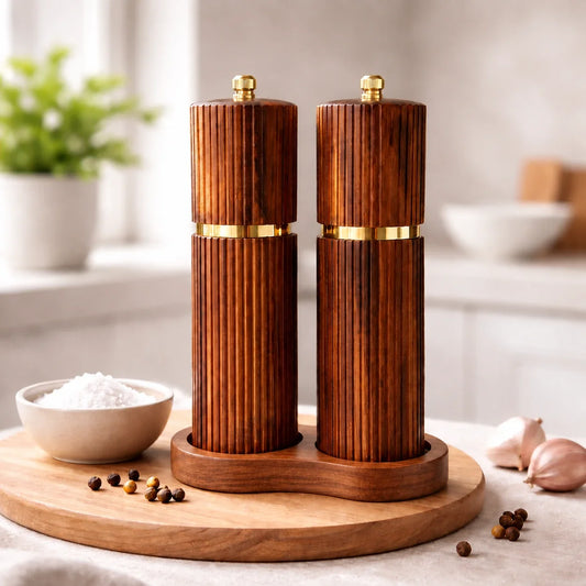 Salz- und Pfeffermühlen aus Akazienholz mit passender Holz-Basis