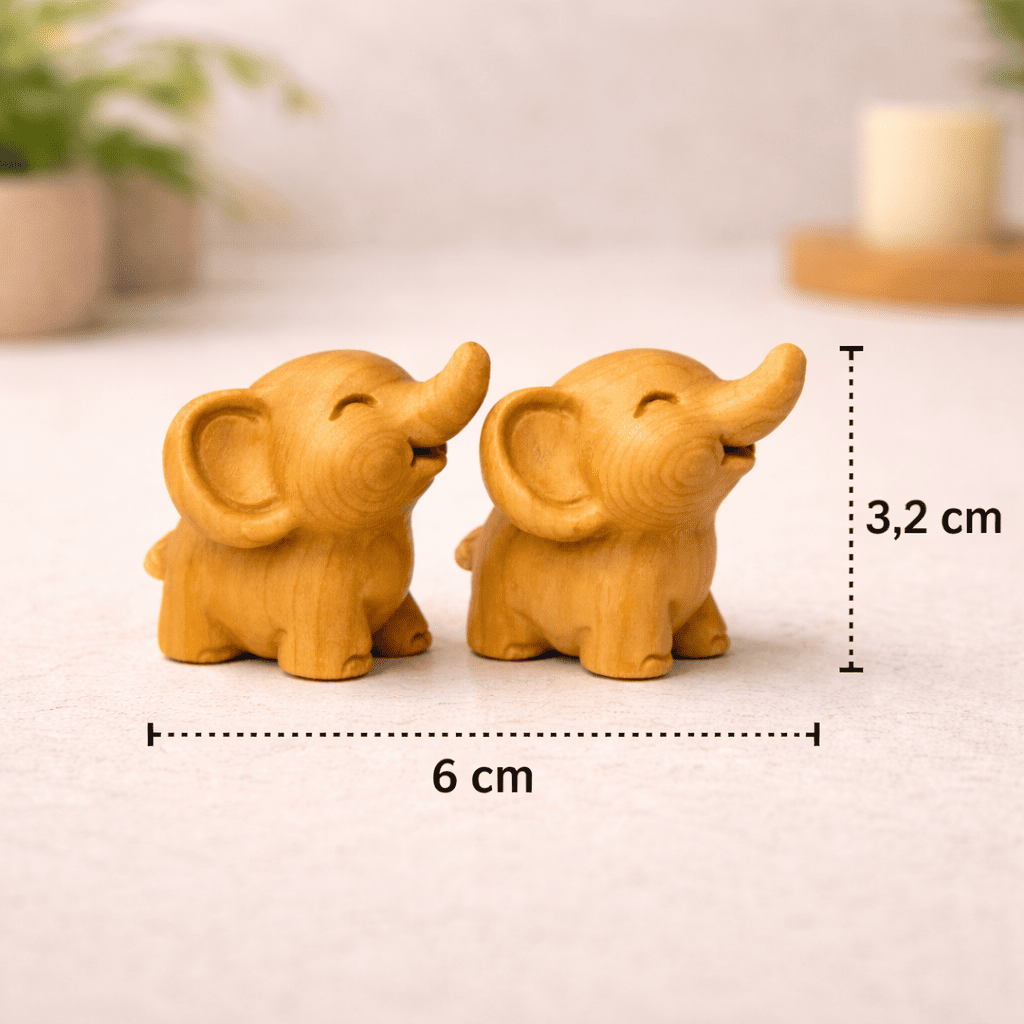 Infografik der Holz-Elefanten mit Größenangaben: Das Set ist insgesamt 6 cm breit und eine Einzelfigur ist 3,2 cm hoch.