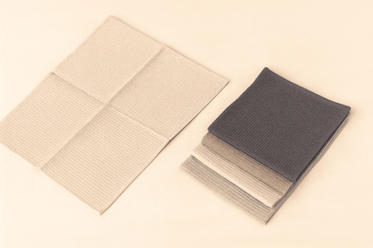 Verwenden des saugstarken Waffel Geschirrtuchs zum Abtrocknen von Gläsern