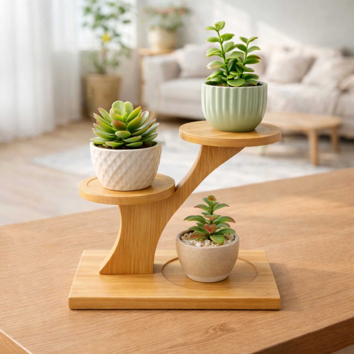 Pflanzenregal aus Bambus als dekorativer Blumenständer im Wohnzimmer