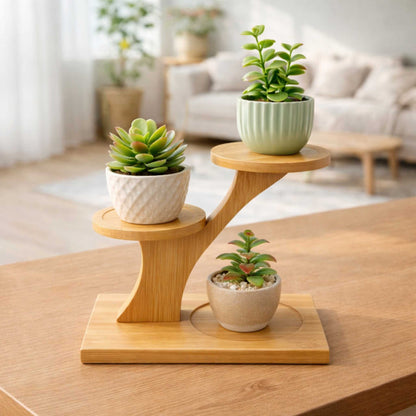 Pflanzenregal aus Bambus als dekorativer Blumenständer im Wohnzimmer