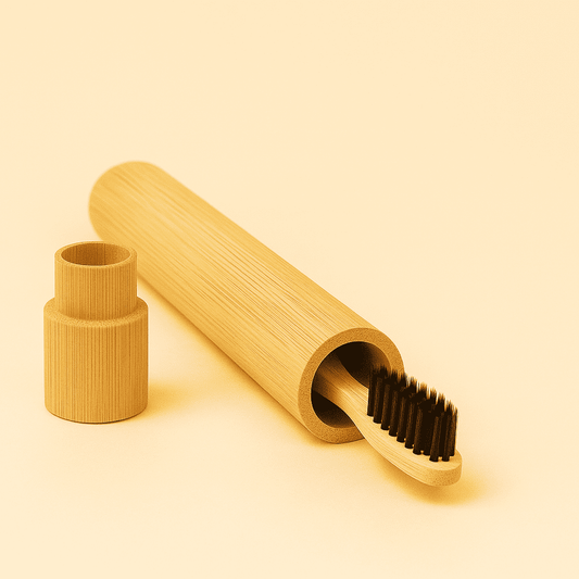 Offenes Bambus Reiseetui (Hülle) mit einer schwarzen Bambus-Zahnbürste im Inneren. Zeigt die Funktion zum Transport der Zahnbürste.