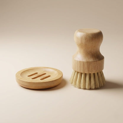 Bambus Spülbürste mit hellen Borsten neben runder Abtropfschale aus Bambus