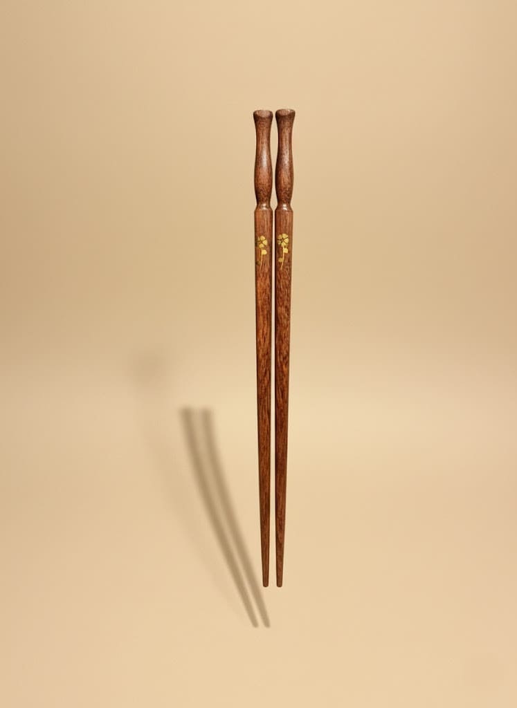 Detailansicht der Essstäbchenhalter in Blatt-Form aus Holz mit feiner Gravur