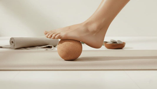 Anwendung des Korkballs an der Wand zur gezielten Massage der Füße