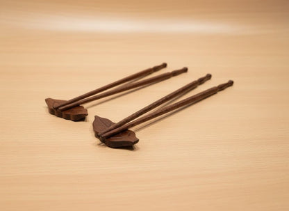 4er Holz Essstäbchen Set mit 2 Blatt-Haltern für stilvolle Tischkultur