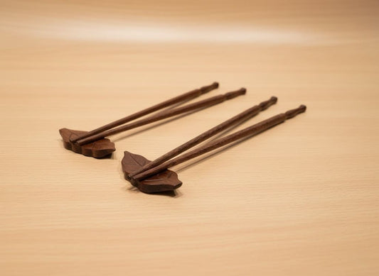 4er Holz Essstäbchen Set mit 2 Blatt-Haltern für stilvolle Tischkultur