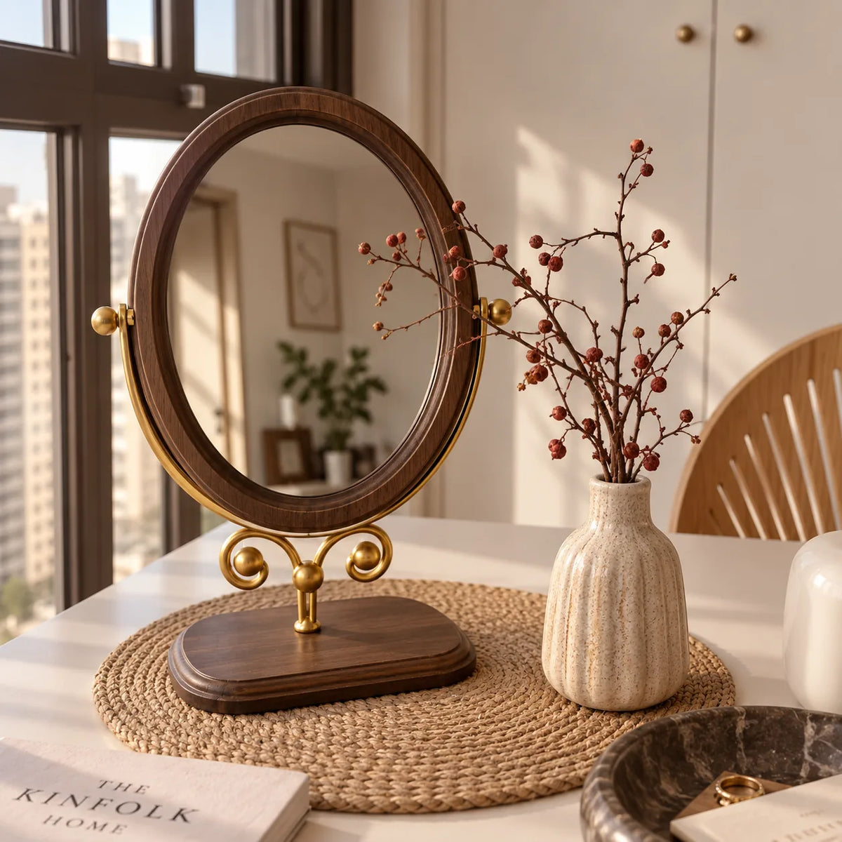 Kosmetikspiegel aus Holz auf einem Tisch am Fenster mit Vase und Naturdeko