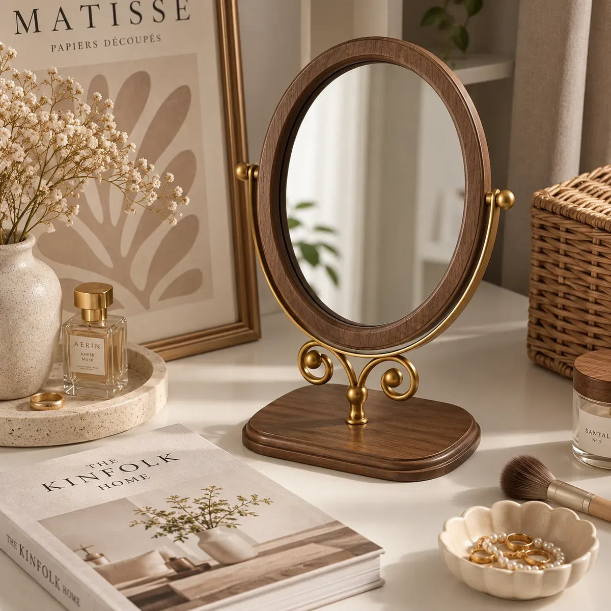 Kosmetikspiegel aus Holz dekorativ auf einer hellen Kommode mit Blumen und Accessoires