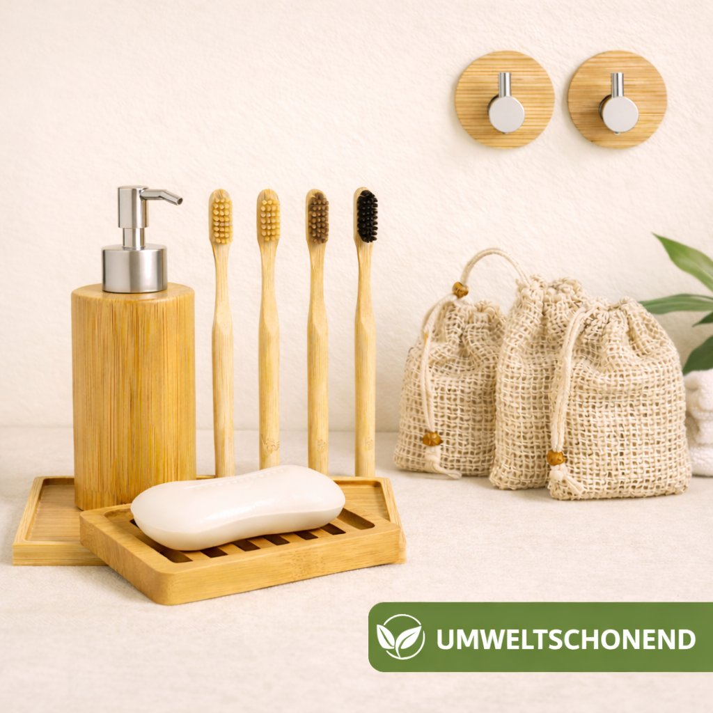 Set aus nachhaltigen Badezimmer-Accessoires aus Bambus: Ein Seifenspender, vier Bambus-Zahnbürsten, eine Seifenschale aus Holz mit einem Stück Seife und drei kleine Seifenbeutel aus Naturmaterial.
