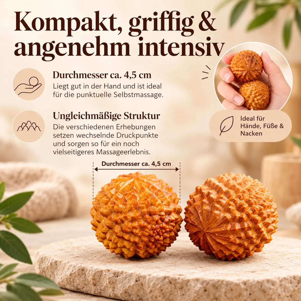 Maßgrafik der Zedernholz-Massagebälle mit ca. 4,5 cm Durchmesser und Hinweis auf die ungleichmäßige Struktur für ein vielseitigeres Massageerlebnis.
