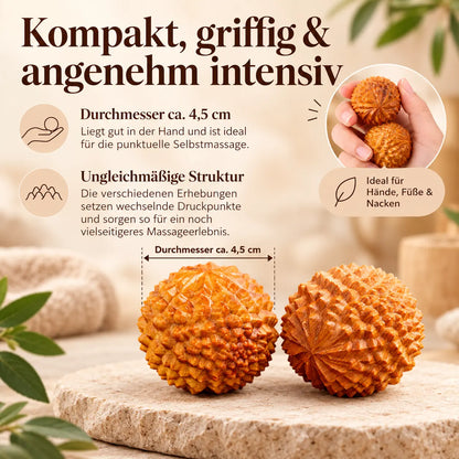 Maßgrafik der Zedernholz-Massagebälle mit ca. 4,5 cm Durchmesser und Hinweis auf die ungleichmäßige Struktur für ein vielseitigeres Massageerlebnis.