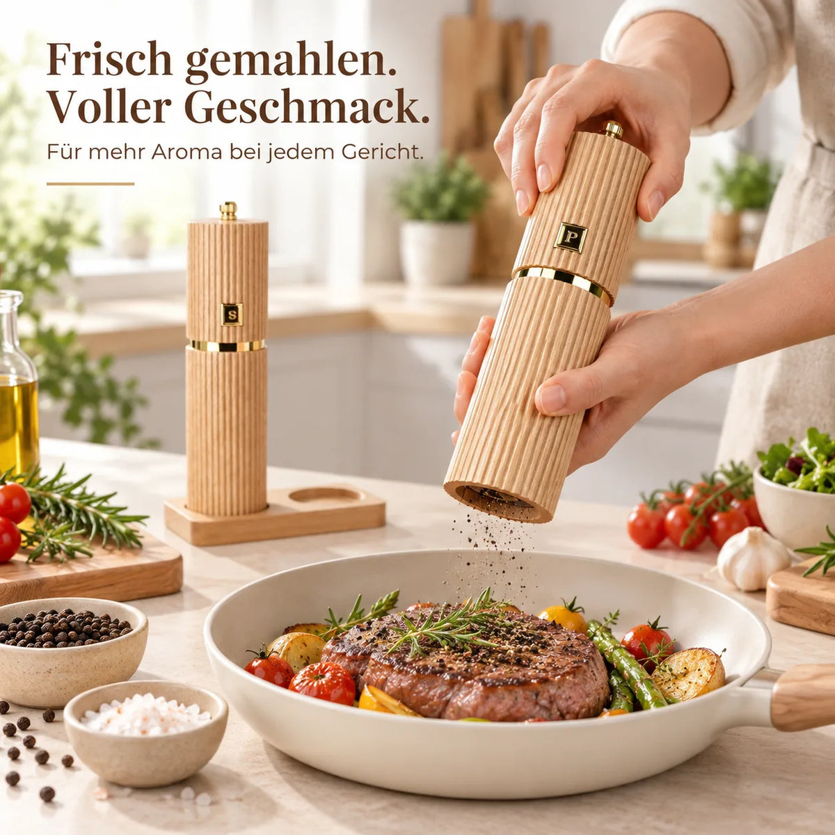 Pfeffermühle aus Buchenholz beim Würzen eines Gerichts mit frisch gemahlenem Pfeffer.