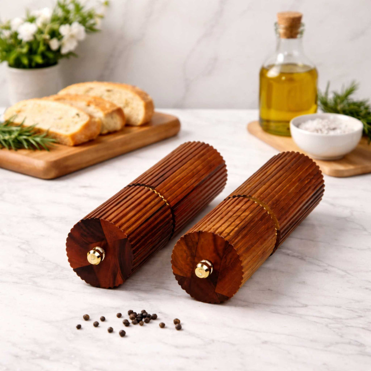 Pfeffermühle aus Holz in moderner Küche mit Gewürzen und Olivenöl