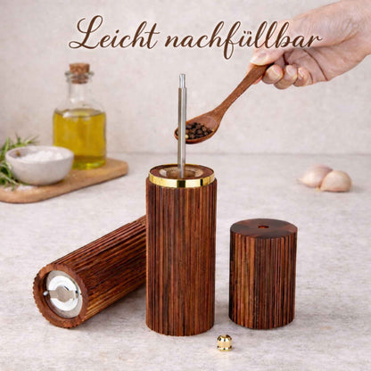 Pfeffermühle einfach nachfüllbar mit Pfefferkörnern und Holzlöffel
