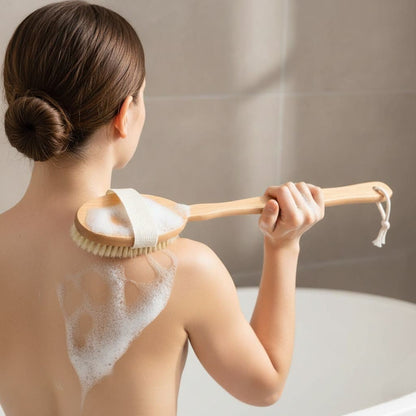 Einfaches Rückenwaschen unter der Dusche mit der langstieligen Körperbürste