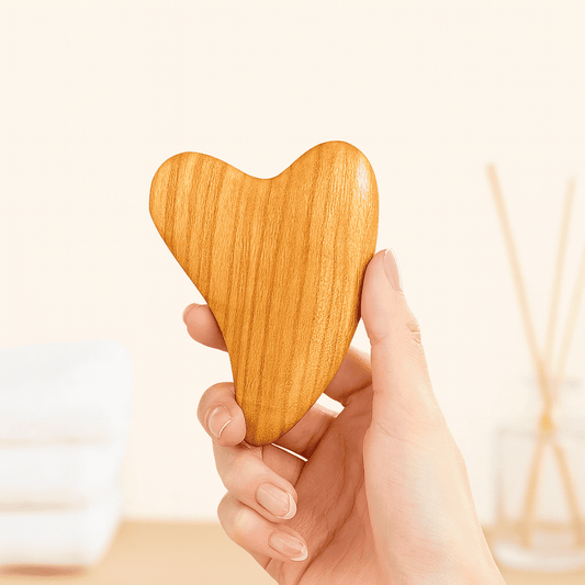 Handgefertigter Gua Sha Schaber aus Sandelholz für Gesichtsmassage