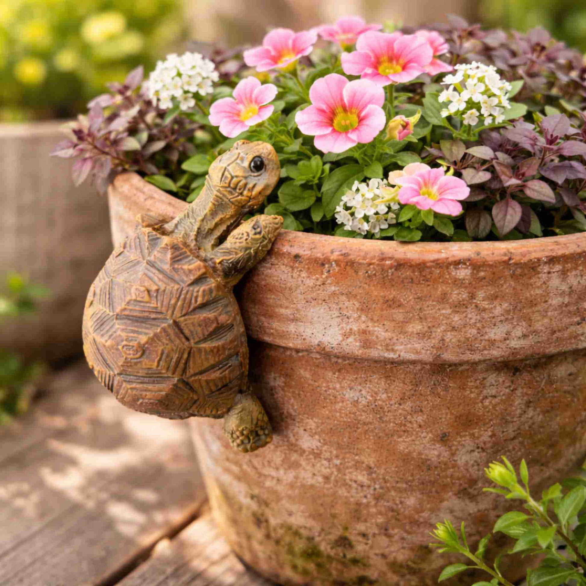 Schildkröte Blumentopf Deko zum Einhängen an einem Terrakotta Pflanztopf mit Blumen – verspielte Garten Deko