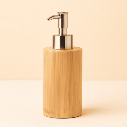Runder Seifenspender in Bambus-Optik mit silbernem Pumpkopf – nachfüllbar für Bad und Küche