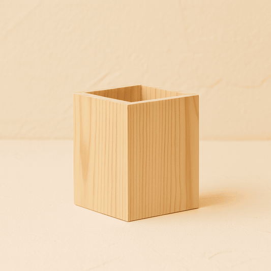 Eckiger Stiftehalter aus unbehandeltem Holz mit natürlicher Maserung zum Bemalen