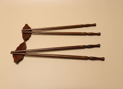 Nachhaltige Holz Essstäbchen und Halter auf dem Esstisch beim Sushi-Abend