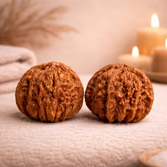 Natürliche Walnuss Massagebälle im Spa Setting – entspannende Handmassage für Stressabbau und bessere Durchblutung