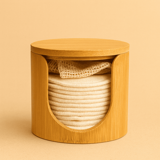 Wiederverwendbare Pads in der geöffneten Bambus-Aufbewahrungsbox für hygienisches Verstauen