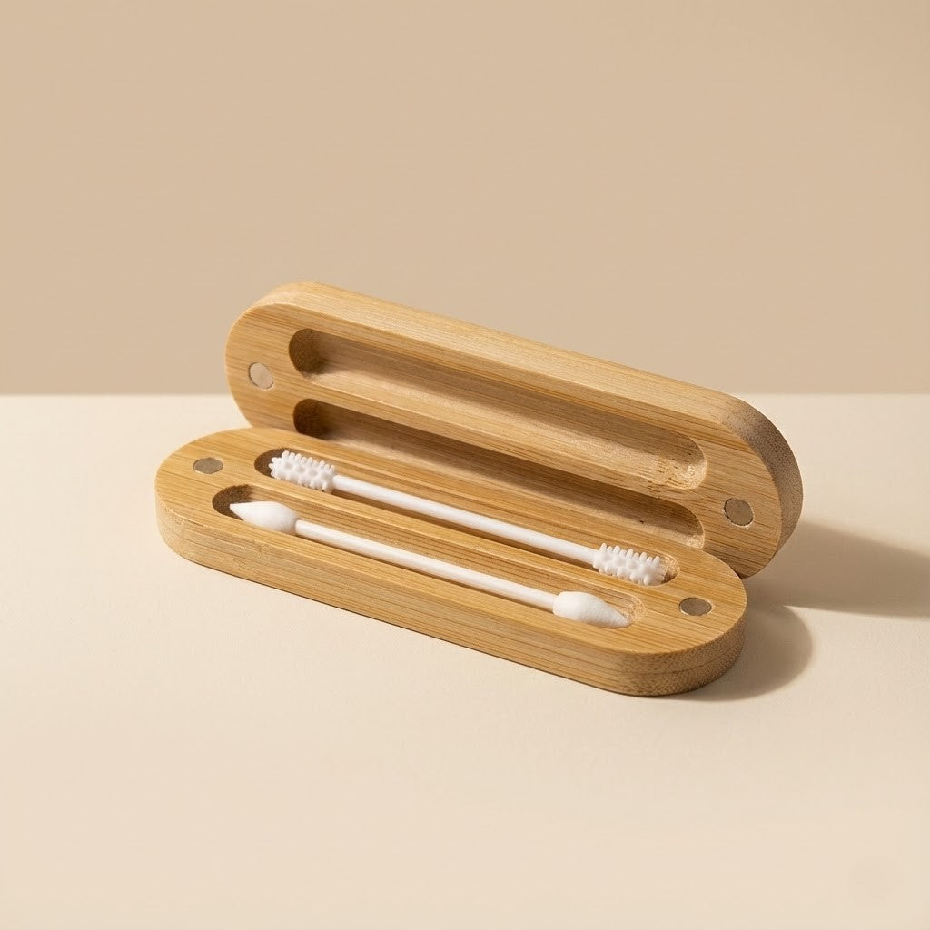 Offenes Bambus-Case mit zwei wiederverwendbaren Wattestäbchen auf hellem Hintergrund