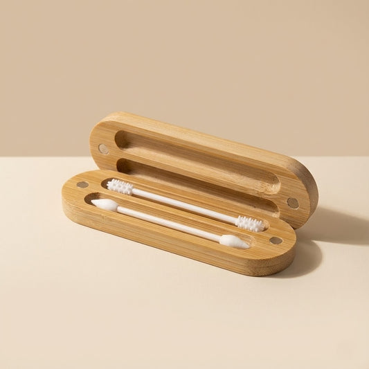 Offenes Bambus-Case mit zwei wiederverwendbaren Wattestäbchen auf hellem Hintergrund