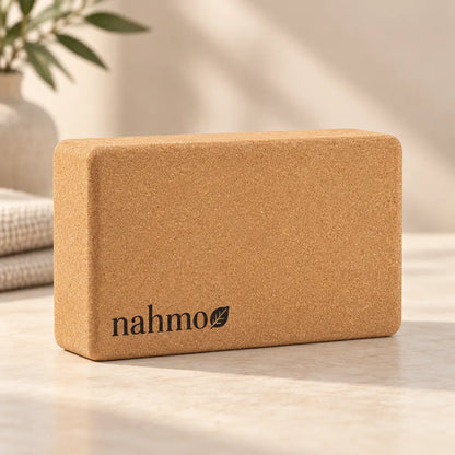 Yoga Block aus Naturkork mit Nahmo Logo auf warmem Wellness-Hintergrund