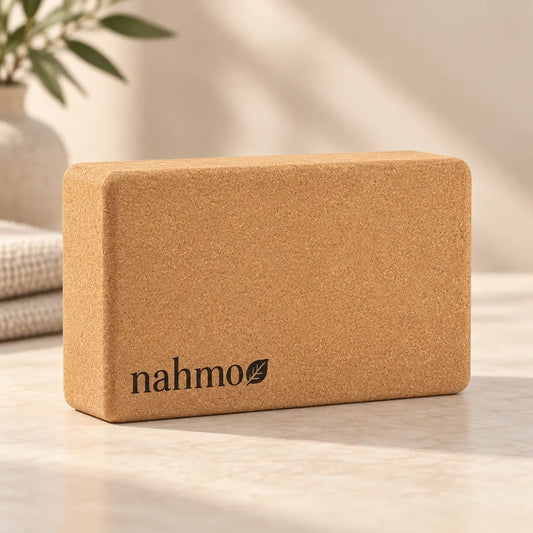 Yoga Block aus Naturkork mit Nahmo Logo auf warmem Wellness-Hintergrund