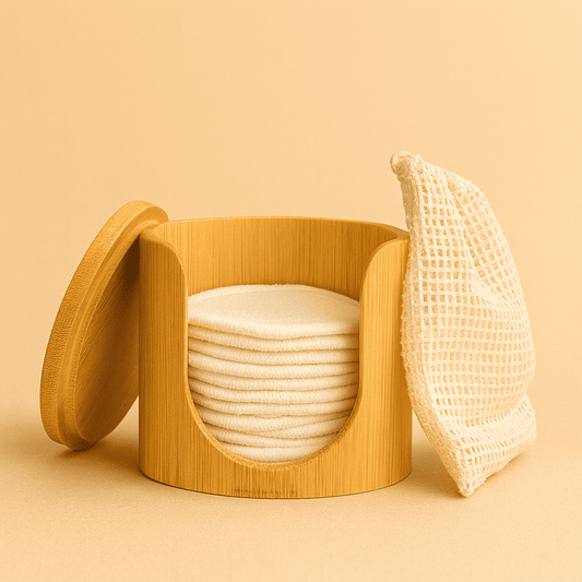 Bambus-Box offen, zeigt die Stapel aus wiederverwendbaren Pads und das Waschnetz daneben